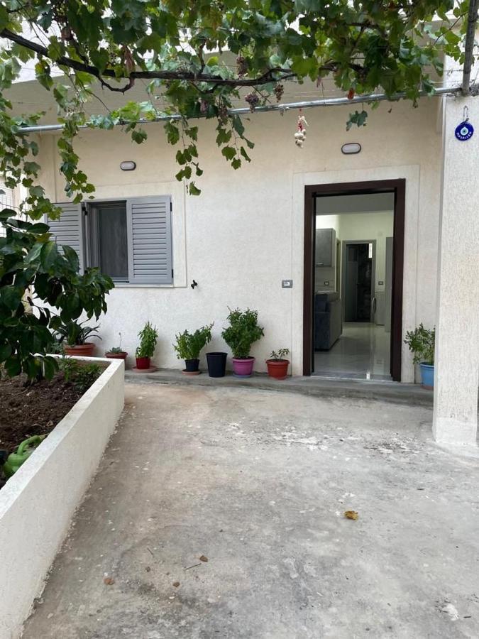 Taku Apartment Sarandë エクステリア 写真